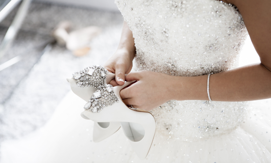 Nadat je de perfecte bruidsjurk hebt gevonden wil je er natuurlijk ook geweldige bruidsschoenen onder. Lees hier onze tips om ze te vinden.